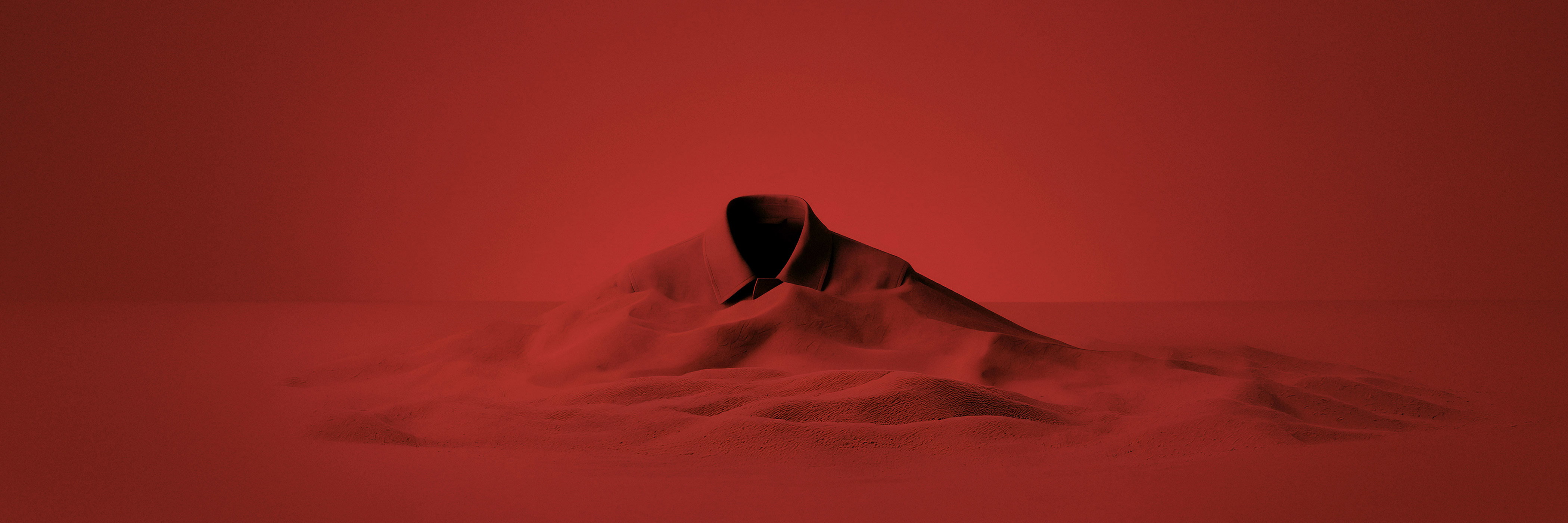 Hemdkragen und Stoff, die wie eine Sanddüne geformt sind, vor rotem Hintergrund, minimalistisches Design.