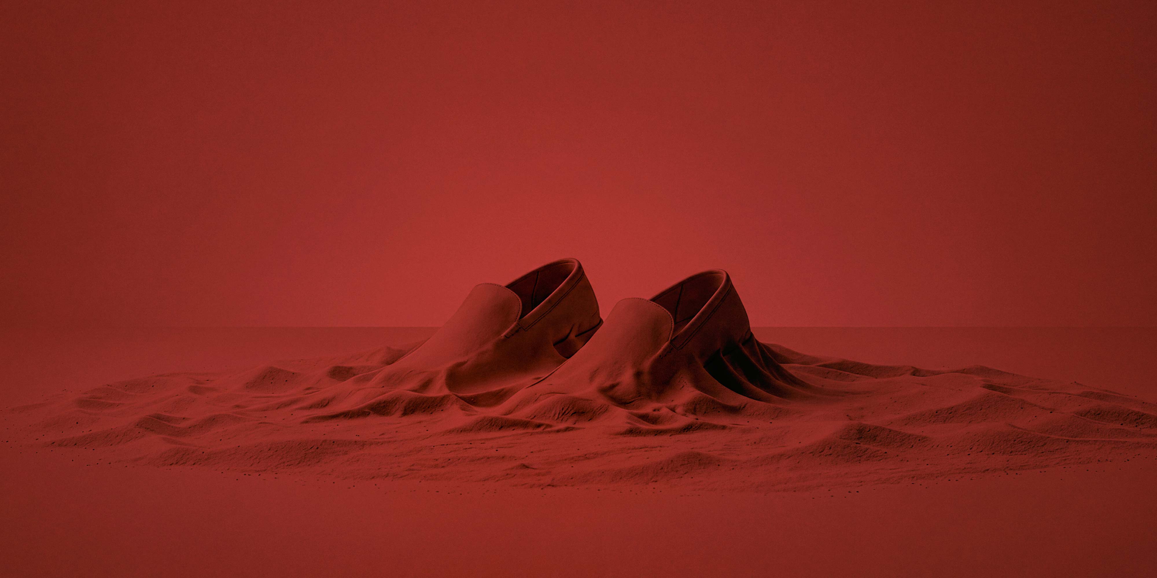 Elegante rote Slipper, die scheinbar aus rotem Sand auf einer roten Oberfläche wachsen, minimalistisches Design.