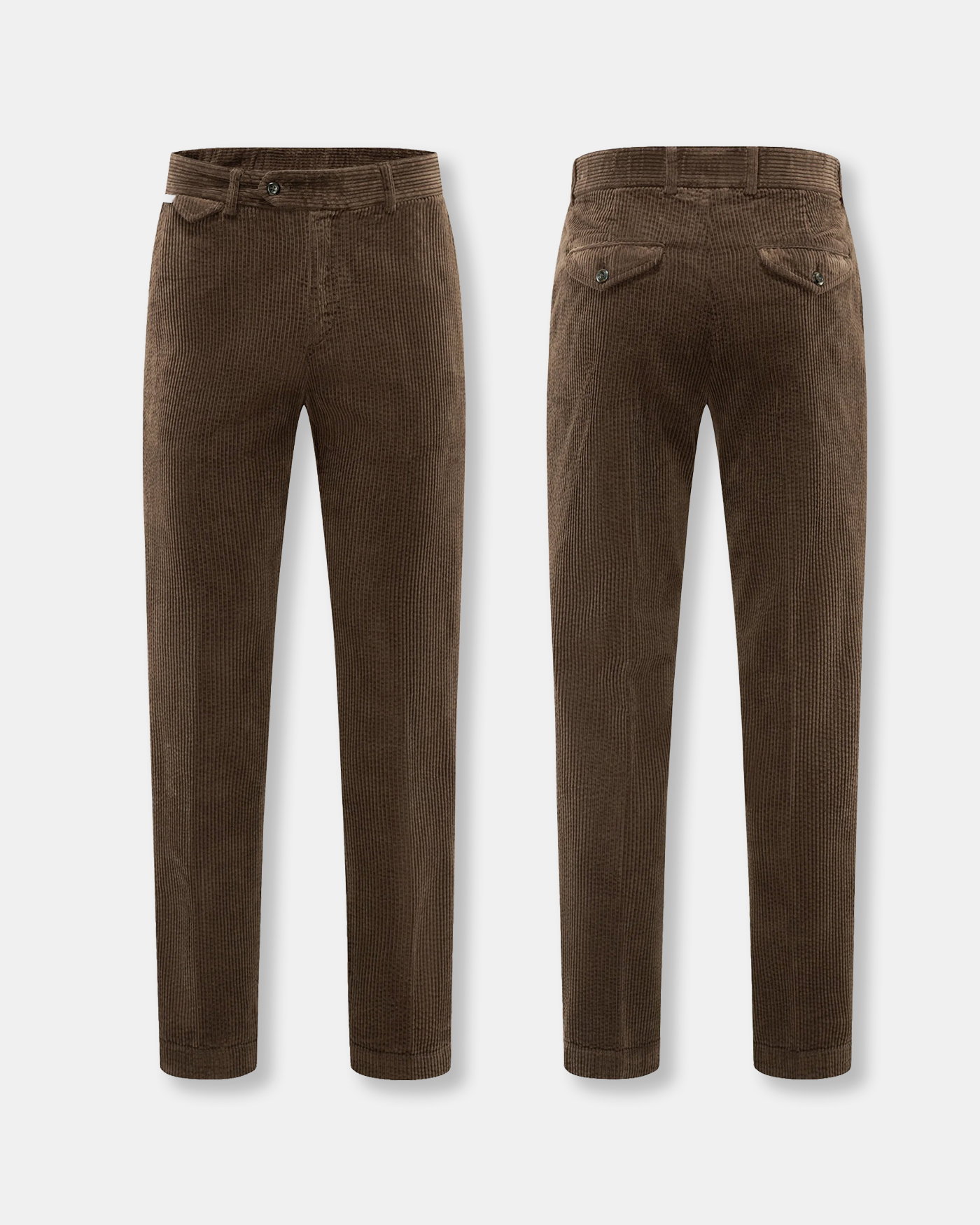Braune Cordhose mit feiner Rippstruktur, Vorderansicht mit Knopf und Gürtelschlaufen, Rückansicht mit zwei Taschen.