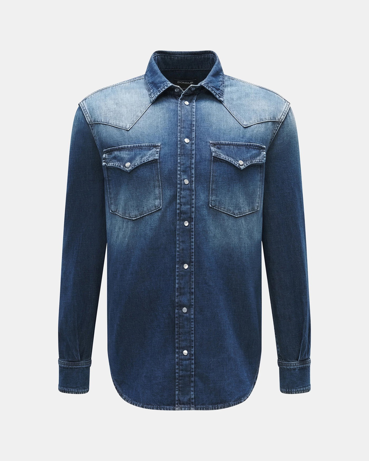 Blaues Jeans-Herrenhemd mit schmalem Kragen, langen Ärmeln, Druckknöpfen und zwei Brusttaschen vor weißem Hintergrund.