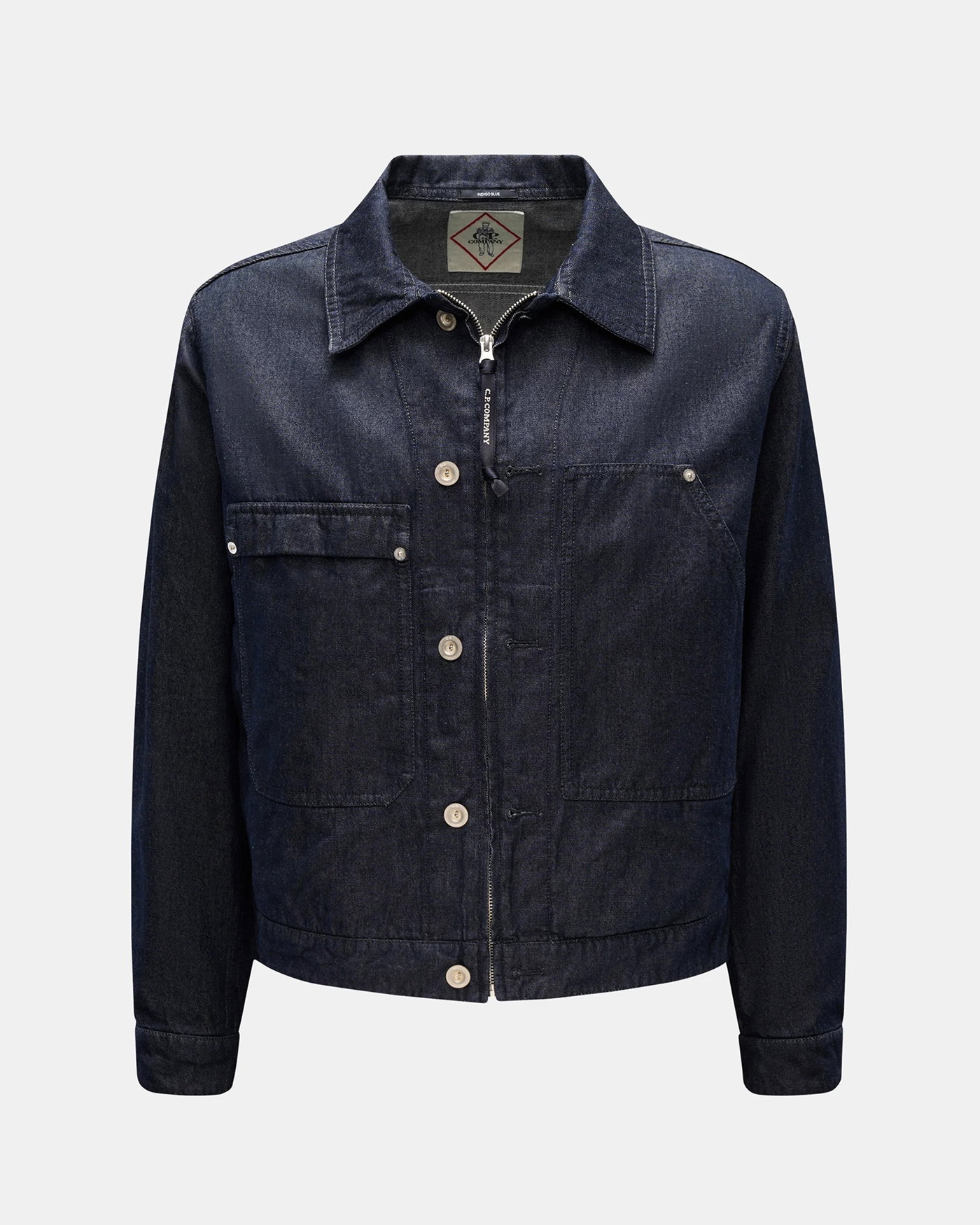 Dunkelblaue Herren Jeansjacke mit Hemdkragen, Reißverschluss, Knopfleiste und zwei Brusttaschen aus robustem Denim.