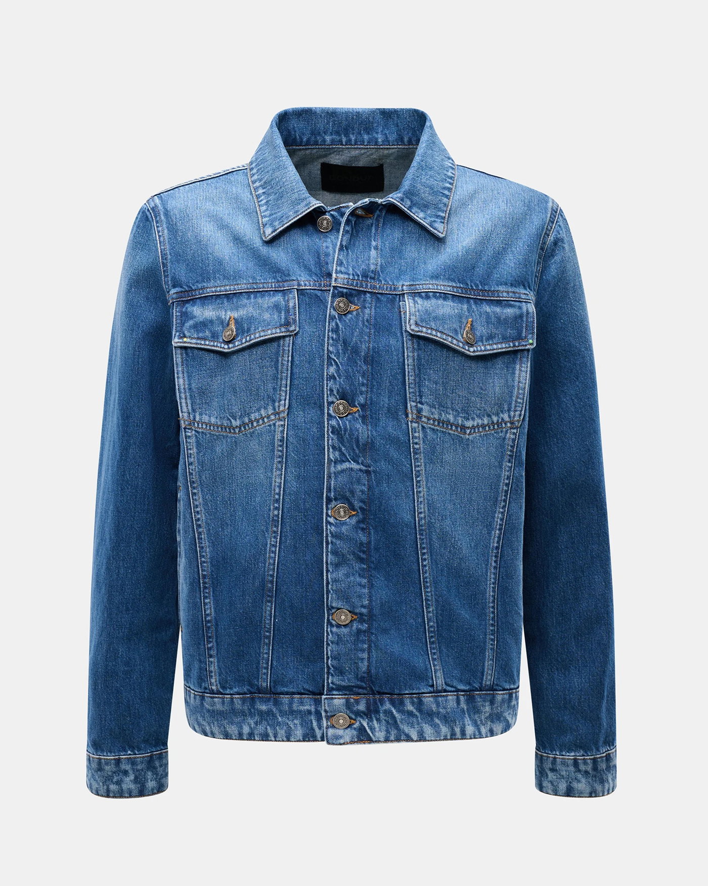 Graublaue Herren-Jeansjacke mit Knopfleiste, zwei Brusttaschen mit Klappen und langen Ärmeln vor hellem Hintergrund.