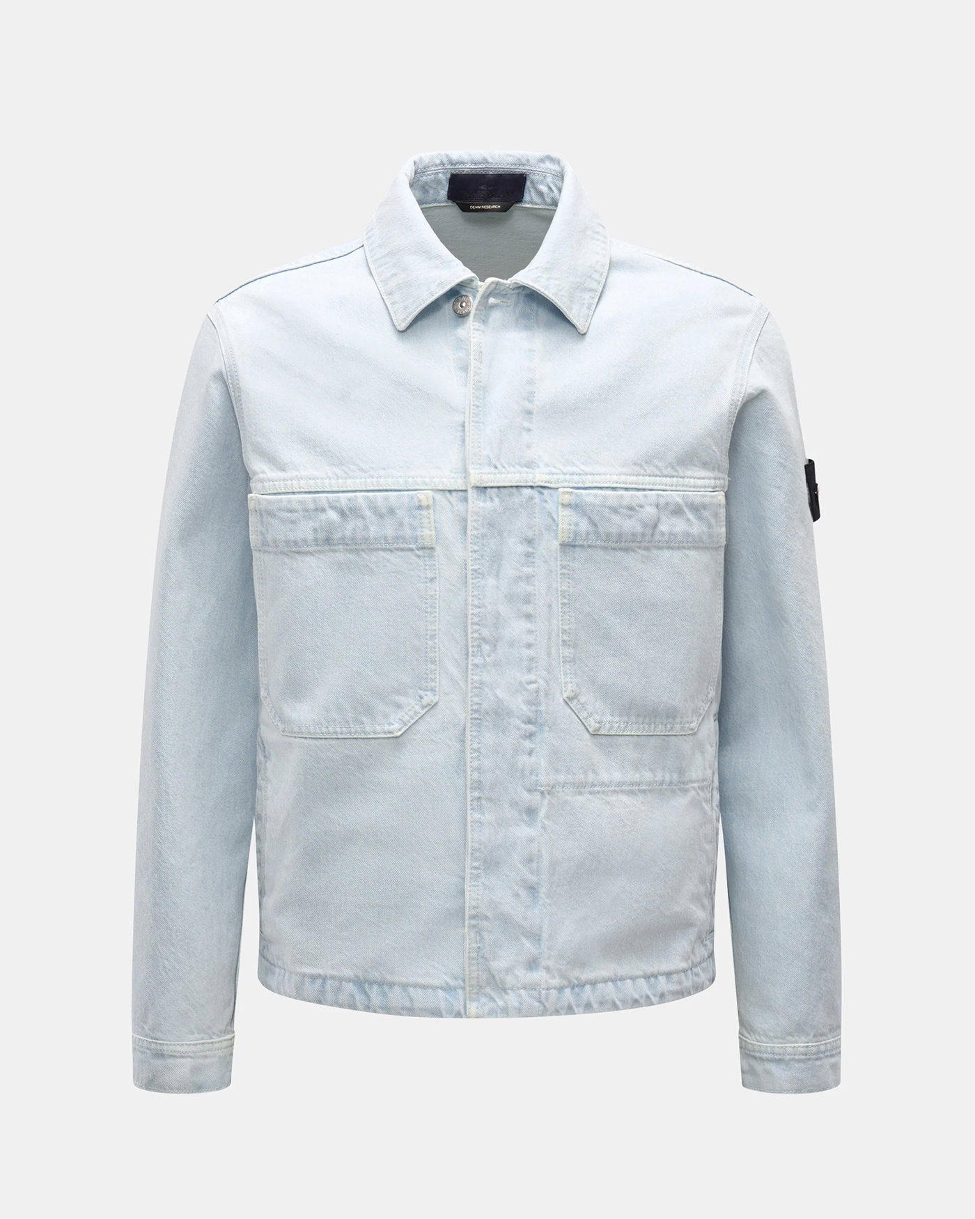 Hellblaue Herren-Jeansjacke mit verdeckter Knopfleiste, zwei großen Brusttaschen und klassischem Hemdkragen.