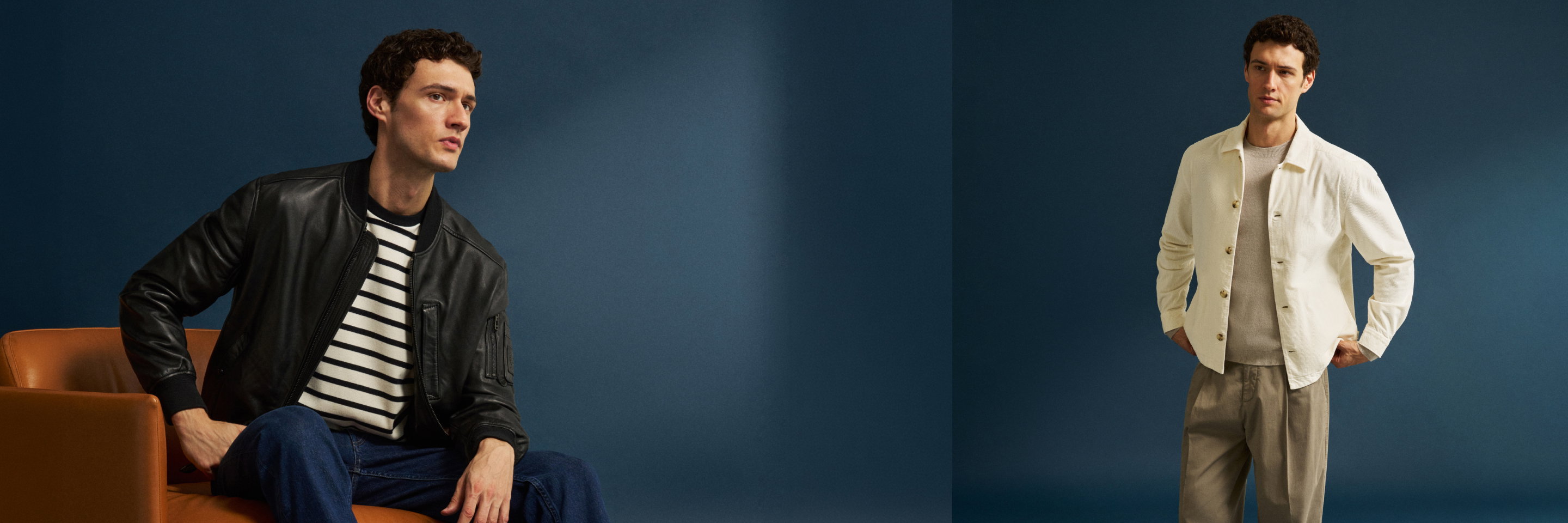 Links sitzt ein Mann mit schwarzer Lederjacke und navy-weiß gestreiftem Shirt, rechts steht ein Mann mit cremefarbenem Overshirt.